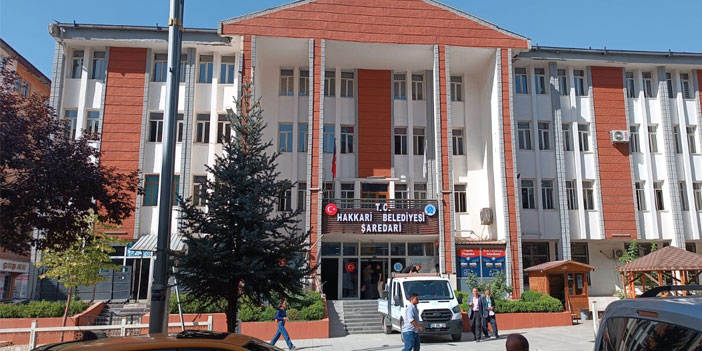 Hakkari Belediyesi hizmet binası depreme dayanıksız olduğu için boşaltılıyor