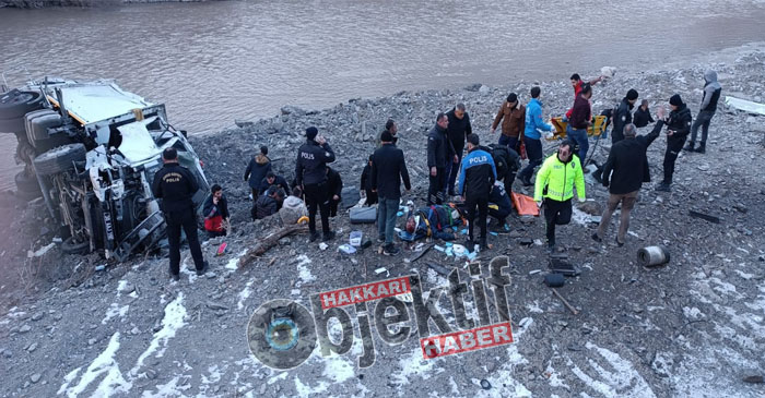 Hakkari'de Araç zap suyuna uçtu